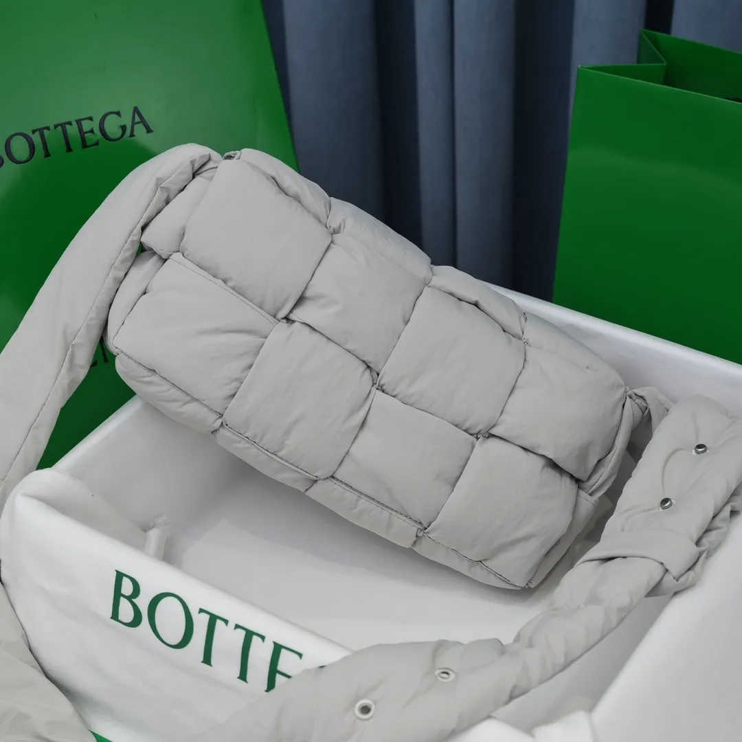 #𝐂𝐀𝐒𝐒𝐄𝐓𝐓𝐄 Nylon tofu tofu bag This Cassette is so cute, its cute appearance does not affect its practicality and the capacity is good! The fabric is low-key and very textured, suitable for daily wear with casual wear. The cross-woven design of the wide cloth is really stunning. The bag has a puffy shape and feels like a piece of tofu. It can be worn on one shoulder, cross-body or as a waist bag. You can also adjust the shoulder strap to the size of the bag under the armpit, so you can have it all! S30x15cm【8951#】
